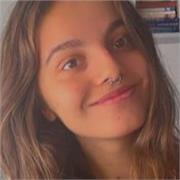 Profesora de música imparte clase a niños y adultos